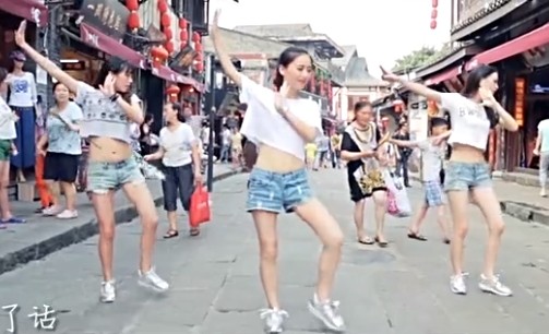 在小火锅中的网络女主播,宣传山城重庆